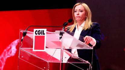 La primera ministra Giorgia Meloni, durante su discurso en el encuentro del CGIL en Rímini, este viernes.