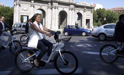 Ana Botella pasea en bicicleta por la Puerta de Alcal&aacute;.