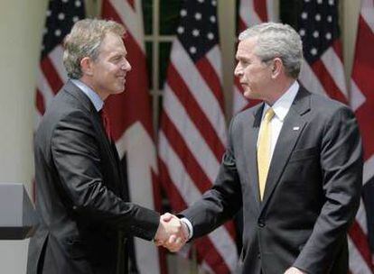 Bush y Blair se saludan en la puerta de la Casa Blanca.