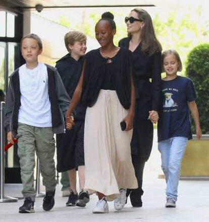 Angelina Jolie con sus hijos Shiloh, Knox, Zahara y Vivienne en California en agosot.