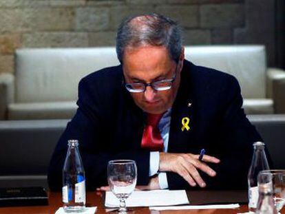 El presidente de la Generalitat es cuestionado por sus socios y la oposición por su papel en la crisis de violencia que sufre Cataluña