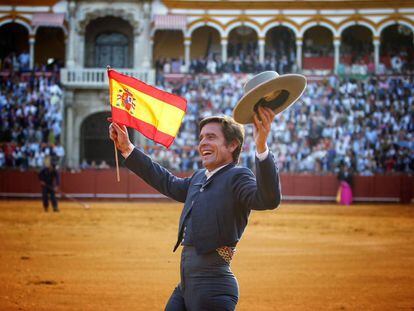 Dávila Miura da la vuelta al ruedo tras cortar las dos orejas de su novillo.