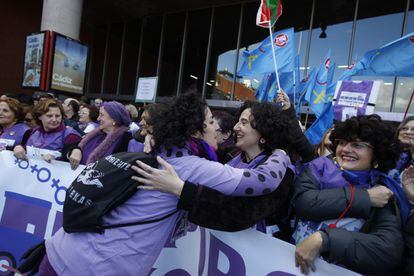 Las manifestantes de "El Tren de la Libertad" son recibidas con abrazos en la estación de Atocha.
