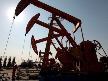 El petróleo de Texas cae un 5,8 por ciento y cierra en 37,65 dólares, el mínimo anual