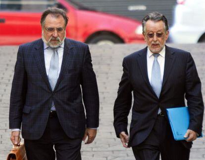 Alfonso Grau, a la derecha, con su abogado, este s&aacute;bado en el juzgado de Mallorca. 