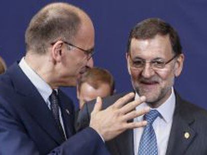 El primer ministro italiano, Enrico Letta, charla con el presidente espa&ntilde;ol, Mariano Rajoy.