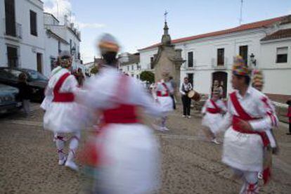 Los danzantes saludan al viajero en Fregenal de la Sierra (Badajoz).