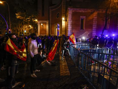 Manifestantes cerca de la sede del PSOE en Madrid, el viernes por la noche.
