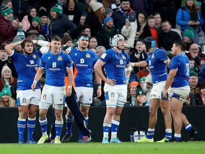 Los jugadores de la selección italiana de rugby tras su derrota ante Irlanda en el partido del Seis Naciones.