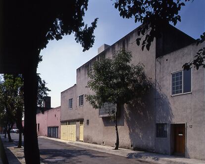 Vista exterior de la Casa de Estudios Luis Barragán, en 12 y 14 de la calle General Francisco Ramírez.