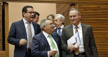 Alberto Fabra acude a la primera sesi&oacute;n de control de las Cortes de 2014, a la derecha, acompa&ntilde;ado de diputados populares.