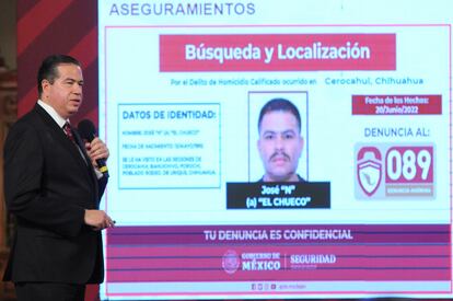 Ricardo Mejía, subsecretario de Seguridad, muestra la ficha de recompensa por 'El Chueco', durante la conferencia matutina de Presidencia del 30 de junio de 2022.