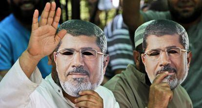Dos seguidores de Morsi, durante la manifestaci&oacute;n este viernes.