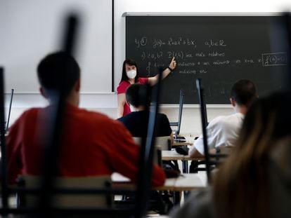 Una profesora imparte una clase de matemáticas en una escuela de la Comunidad de Madrid.