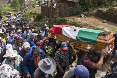 Cientos de personas acuden al entierro del ambientalista mexicano Homero Gómez en Rincón de San Luis, en Michoacán, en febrero de 2020.