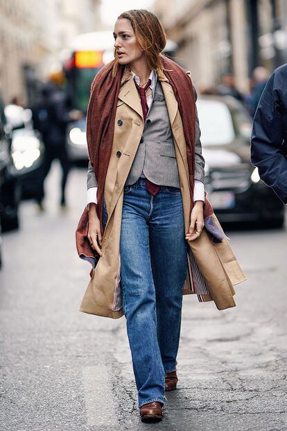 Al más puro estilo Annie Hall, la argentina Sofia Sanchez de Betak se marcó este look tan fácil de copiar: vaqueros acampanados, camisa, corbata, chaqueta y trench.