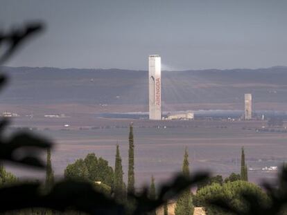 Una de las Torres de la Plataforma solar Solúcar, un centro tecnológico único en el mundo que alberga todos los tipos de tecnologías solares en plantas comerciales, plantas piloto y laboratorios de I+D+i de la empresa Abengoa en Sanlucar la Mayor (Sevilla).