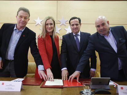 Cifuentes y los representantes de sindicatos y patronal tras firmar el pacto.