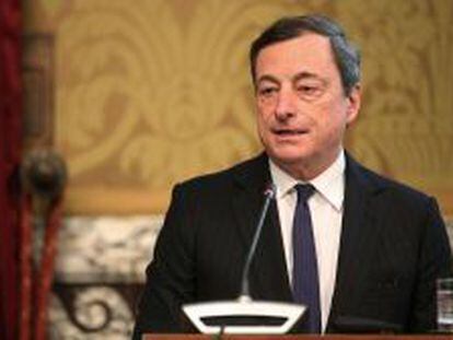 El presidente del Banco Central Europeo (BCE), Mario Draghi, pronuncia un discurso durante un servicio religioso por el economista italiano y expresidente del BCE, Curzio Giannini, en Roma (Italia), el martes 10 de diciembre de 2013. 