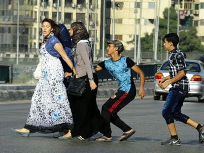 Un grupo de adolescentes acosa a unas mujeres en El Cairo.