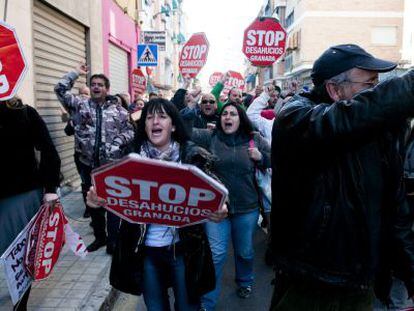 Miembros de Stop Desahucios evitan un desahucio en Granada.