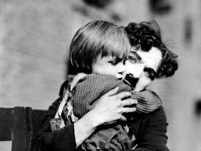 Jackie Coogan y Charles Chaplin, en 'El chico'.