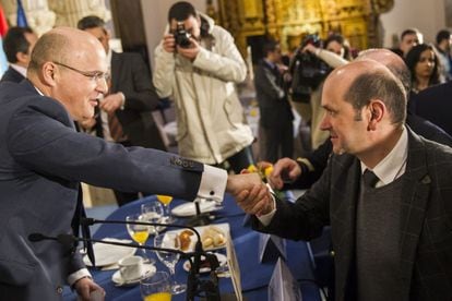 José Manuel Baltar, a la izquierda, y Rafael Louzán, líderes provinciales del PP en Ourense y Pontevedra, ambos investigados en los juzgados.
