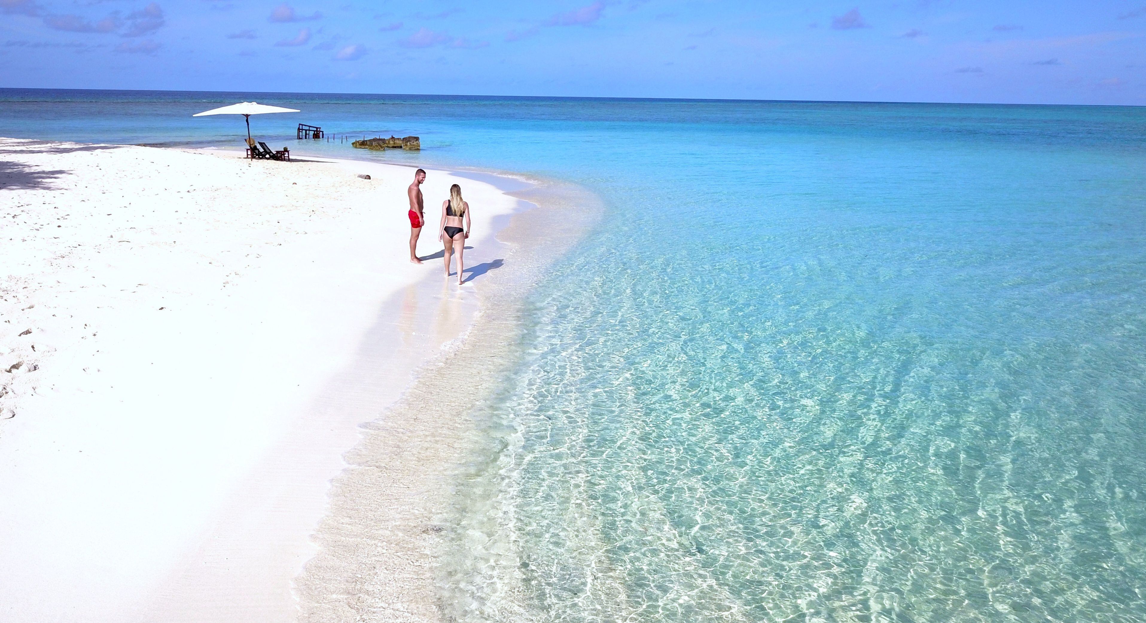 Las empresas han comenzado ofreciendo viajes 'babymoon' dirigidos a 'targets' de nivel medio-alto o alto. En la imagen, una pareja en una isla de Maldivas.