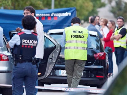 Mossos d'Esquadra i metges a Sant Joan Les Fonts.