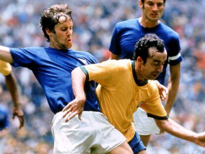 Tostão (derecha) pugna con el italiano Rosato en la final del Mundial 1970.