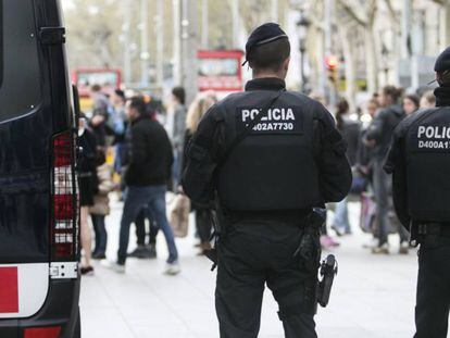 Una pareja de mossos en Barcelona.