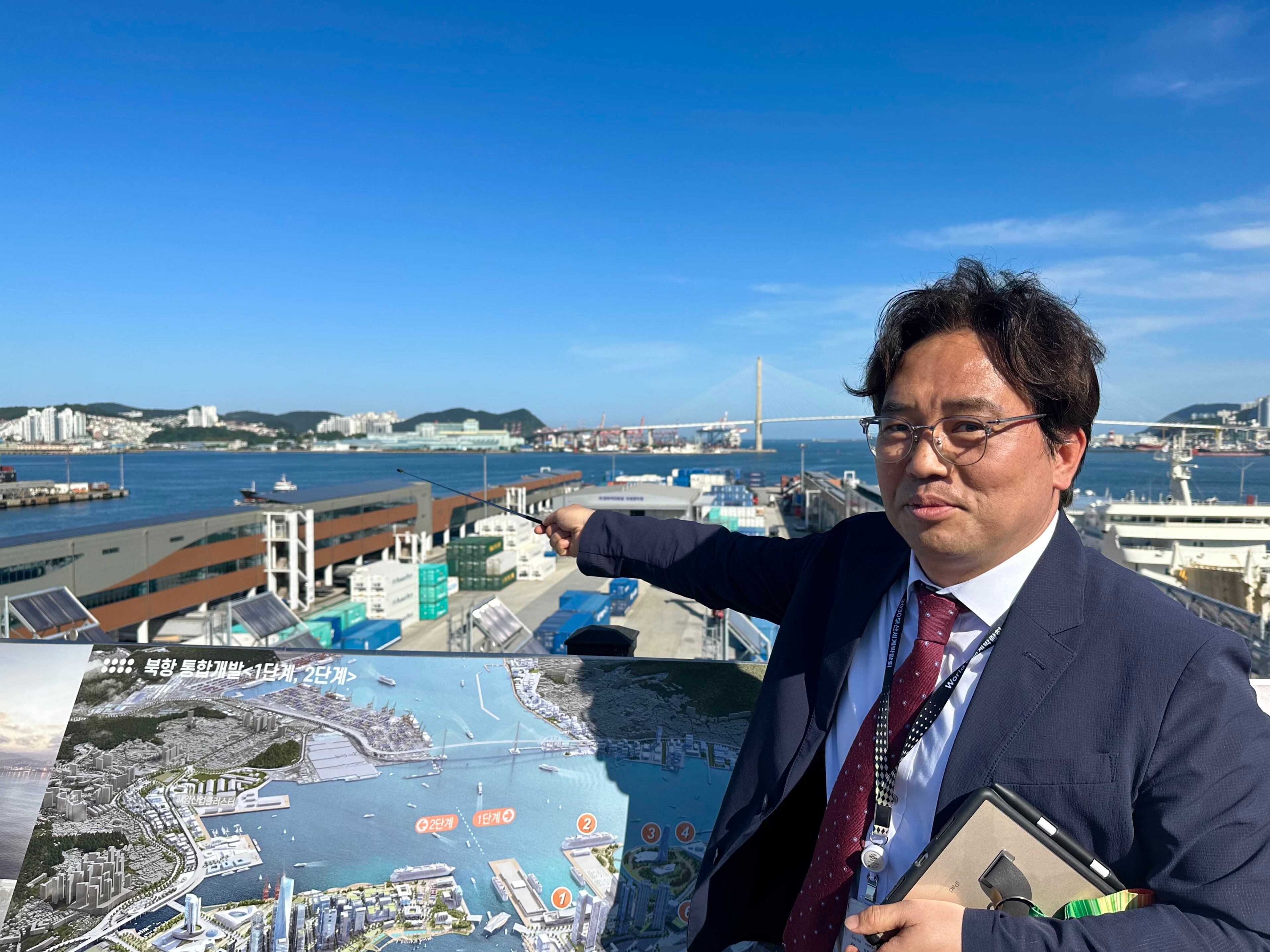 Hwang Hyun-ki señala el lugar en el que se planea construir Oceanix Busan