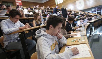 Exámenes de selectividad en la Facultad de Odontología de la Compultense (Madrid).