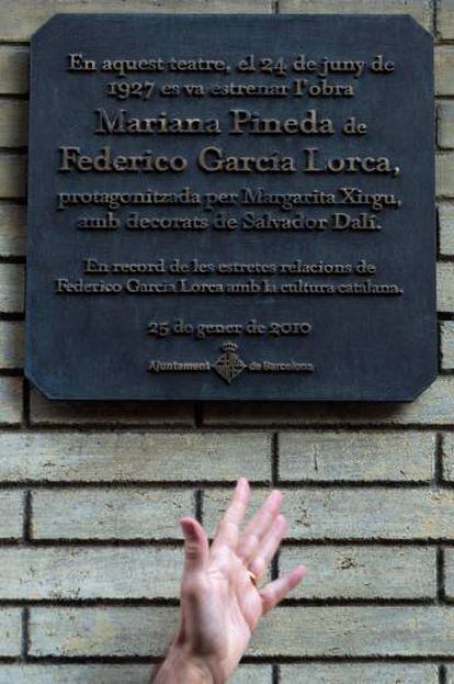 Record de l’estrena de Mariana Pineda, a la façana del teatre Goya: és l’única placa pública que hi ha del poeta a Barcelona.