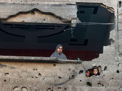 Una mujer palestina y sus hijos, tras los bombardeos israelíes sobre Rafah, en el sur de la Franja de Gaza, el pasado 15 de diciembre.