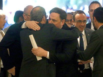 El exvicepresidente de la Generalitat, Oriol Junqueras, saluda al presidente de la Generalitat, Quim Torra, a su llegada al Parlament este martes. En vídeo, así ha sido la llegada de los condenados al Parlament.