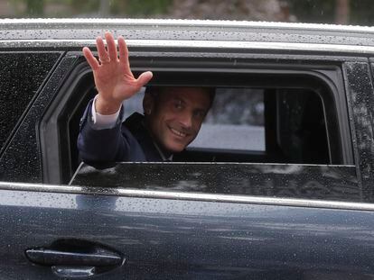 El presidente francés, Emmanuel Macron, saluda tras acudir a su colegio electoral.