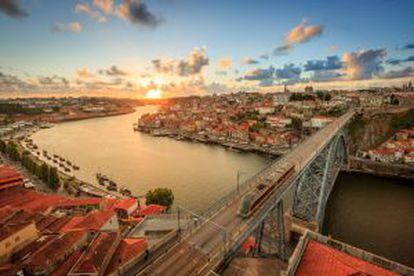 Vista del puente Luiz I sobre el río Douro, en la ciudad portuguesa de Oporto.
