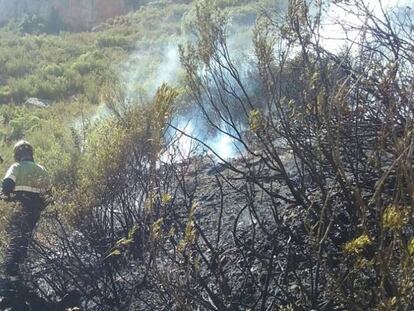 Els Bombers treballen en l&#039;incendi de Margalel. 