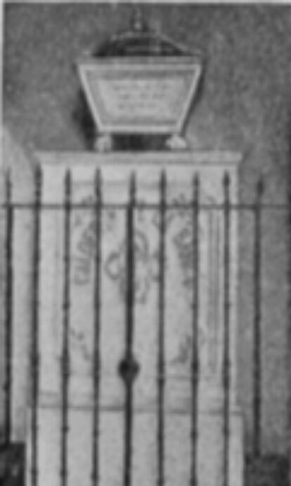 Pilastra y arqueta de mármol de la iglesia de los Dolores hacia 1902.