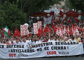 Trabajadores de los astilleros, durante la manifestación de ayer en Sevilla.