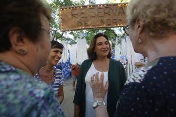 Colau hablando con los vecinos de la plaza del Nord