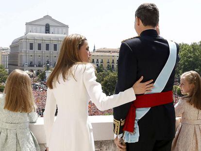 La reina Letizia agarra a Felipe VI en el balcón del Palacio Real (EFE/Javier Lizón)