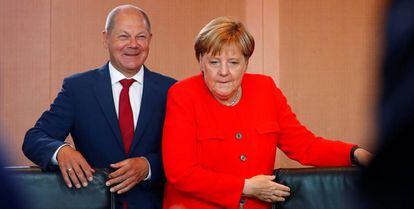 La canciller alemana Angela Merkel y el ministro de Finanzas, Olaf Scholz.