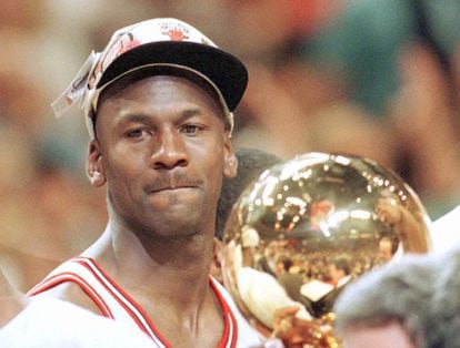 Jordan, en 1996 con el trofeo de campeón de la NBA tras derrotar a los Seattle Super Sonics. Era el cuarto de los seis anillos que conquistó (1991, 1992, 1993, 1996, 1997 y 1998).