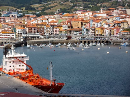 El buque 'Dutch spirit' en el puerto de Bermeo, este martes.