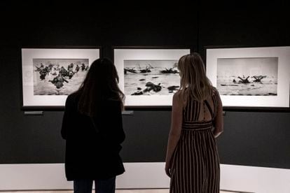 Fotografías de Robert Capa, sobre el desembarco de Normandía que se pueden ver en el Palau de les Comunicacions de Valencia. 