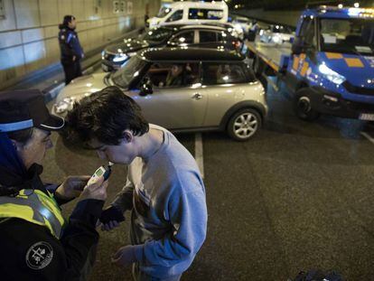 Un conductor realiza la prueba de alcoholemia en el túnel del paseo de la Castellana. 