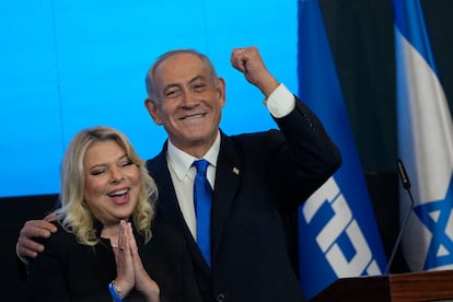 Netanyahu celebra con su esposa Sara su triunfo electoral, en la sede de su partido en Jerusalén.