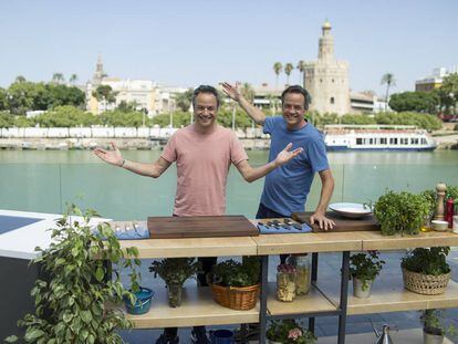 Los hermanos Torres en la grabación del programa en la terraza del restaurante Abades Triana de Sevilla.